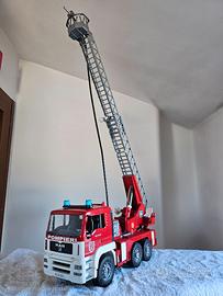 Bruder camion dei pompieri grande con scala