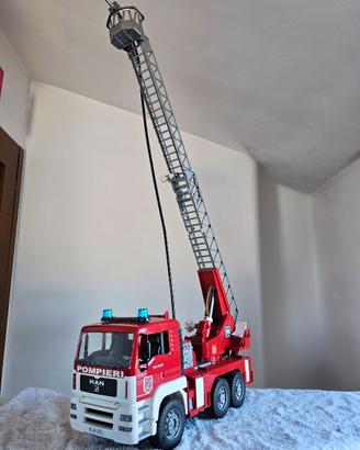 Bruder camion dei pompieri grande con scala