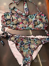 Bikini con strass. Taglia 44.