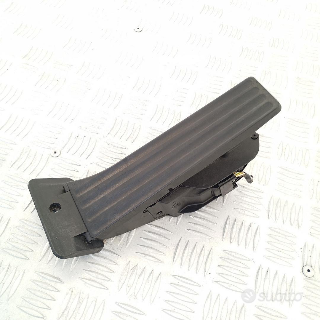 Il Pedale Dell'acceleratore Sul Motore Motoblock. Regolatore Di Velocita Del Trattore A Passo Image511810810