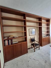 Grande libreria a parete in legno massello