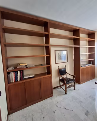 Grande libreria a parete in legno massello