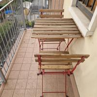 Tavolo da balcone con sedie