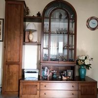 soggiorno con vetrina e penisola 