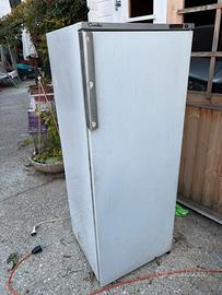 Freezer verticale a cassetti