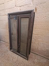 finestra in pvc con persiana color testa di moro