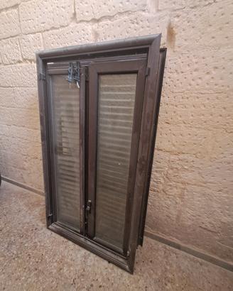 finestra in pvc con persiana color testa di moro
