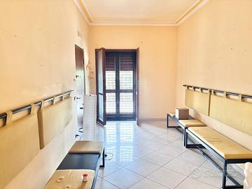 Ufficio parzialmente arredato piano terra