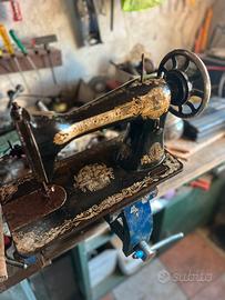 Macchina da cucire antica