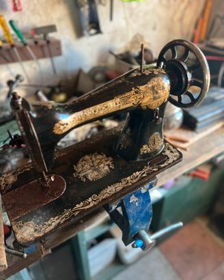 Macchina da cucire antica