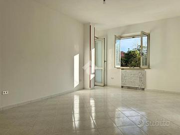 2 LOCALI A GIUGLIANO IN CAMPANIA