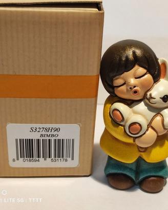 thun  ragazzo con coniglio in braccio