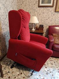 Poltrona motorizzata alzapersona in tessuto rosso