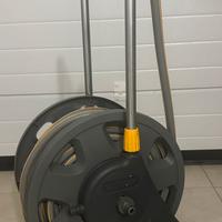 Avvolgitubo carrello assemblato con ruote e tubo