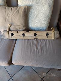 Appendi berretti da arredamento.