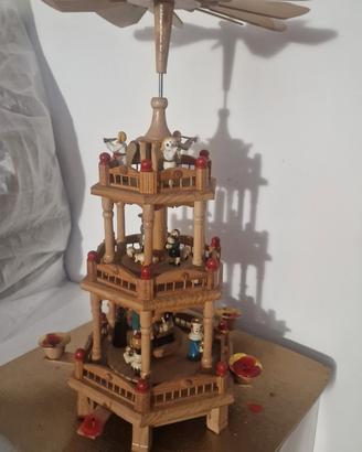 piramide presepe di natale 