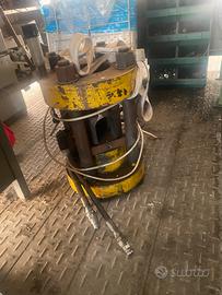 Pressa per attacchi tubi idraulici