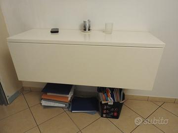 pensile bianco in sospensione