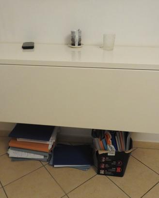 pensile bianco in sospensione