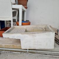 pilozza in cemento con lavatoio