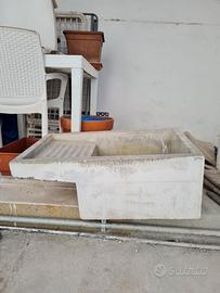 pilozza in cemento con lavatoio
