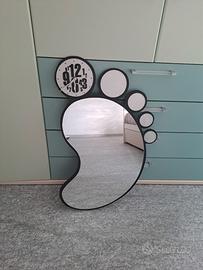 Specchio a forma di piede con orologio