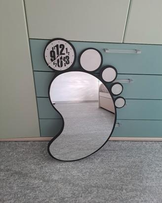 Specchio a forma di piede con orologio