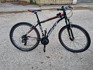 Bicicletta mtb di marca con ruote da 27,5