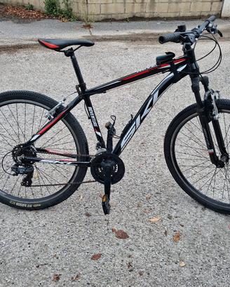 Bicicletta mtb di marca con ruote da 27,5