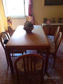 tavolo,sedie,mobile e vetrina 