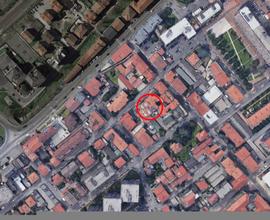 Tre negozi con depositi e garage