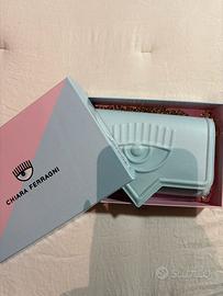 Borsa Chiara Ferragni, azzurra con catena oro