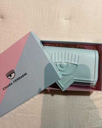 Borsa Chiara Ferragni, azzurra con catena oro