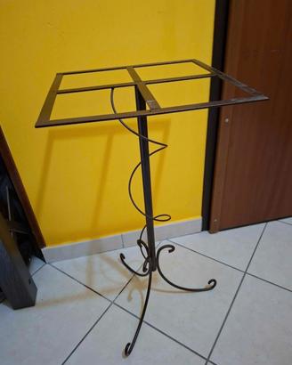 Struttura tavolino in ferro battuto. 