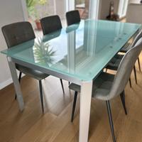 Tavolo in vetro e alluminio