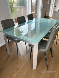 Tavolo in vetro e alluminio