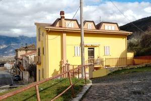 Casa tre piani unifamiliare