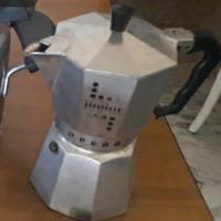 Due caffettiere e pentola pressione