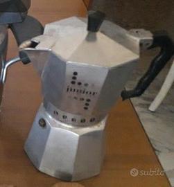 Due caffettiere e pentola pressione