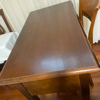 Scrivania in legno con sedia