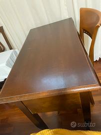 Scrivania in legno con sedia