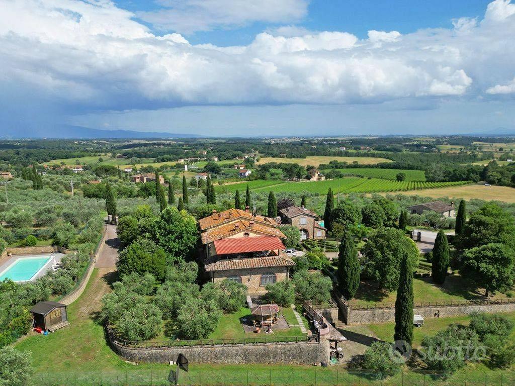 Rustico / Casale di 597 m² con più di 5 locali e b - Vista 4