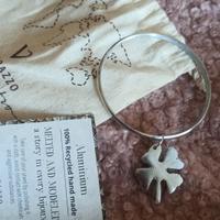 Bracciale in alluminio con ciondolo