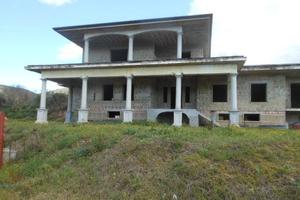 Immobile di 700 m² con più di 5 locali a Calvi Ris