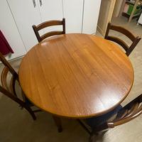 Tavolo rotondo con 4 sedie