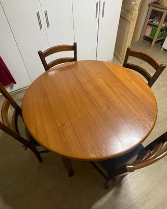 Tavolo rotondo con 4 sedie