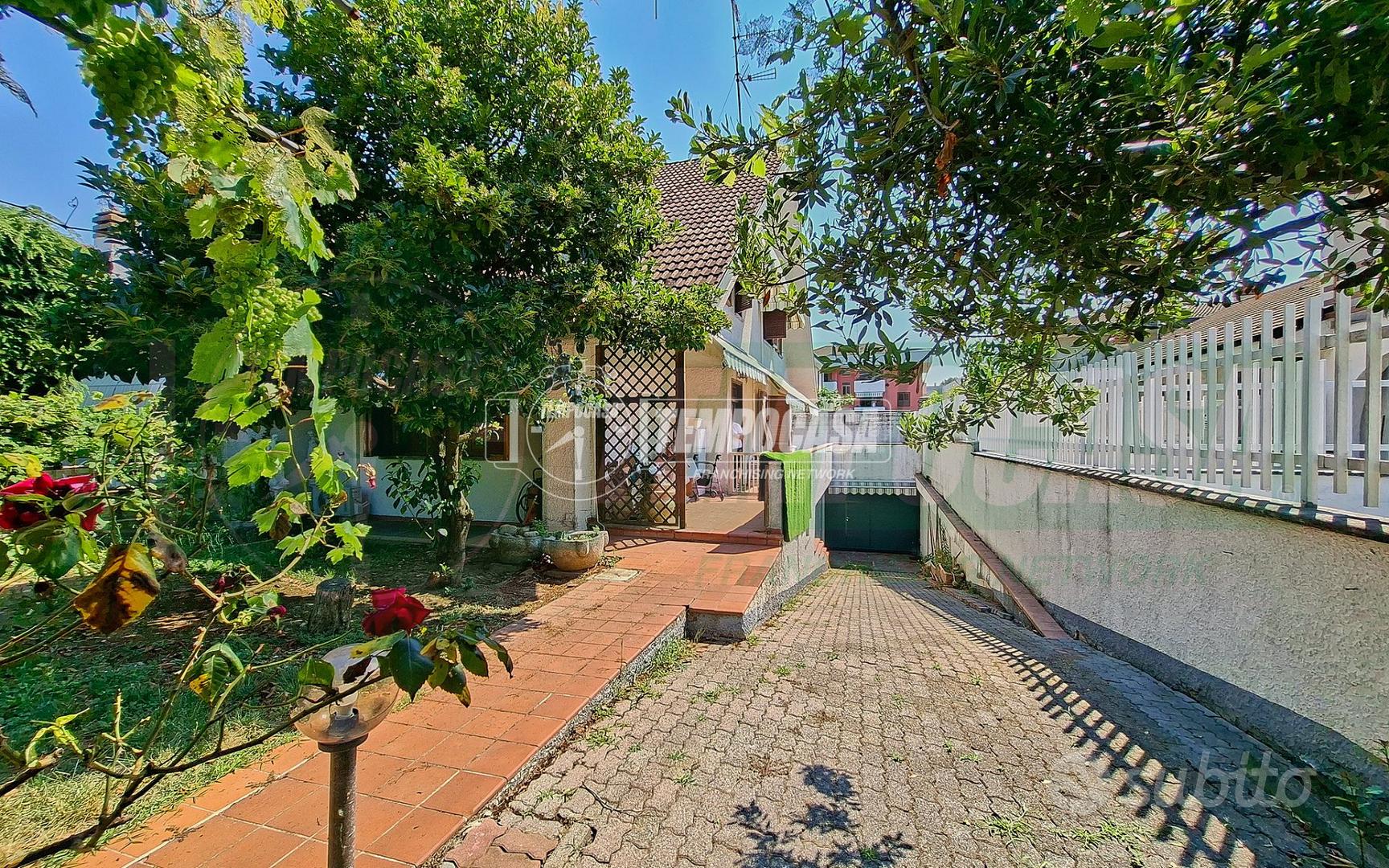 AMPIA PORZIONE DI VILLA BIFAMILIARE DI 5 LOCALI - Vista 2