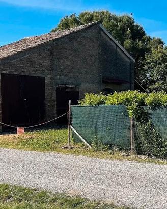 Magazzino con corte esclusiva a Masi Torello