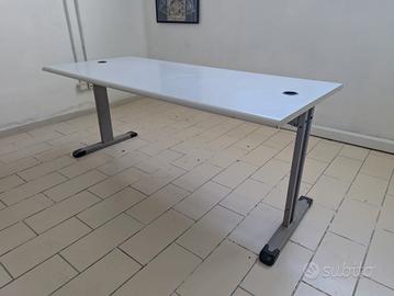 quattro scrivanie da ufficio 