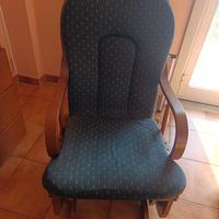 Sedia a dondolo in ferro e poggiapiedi